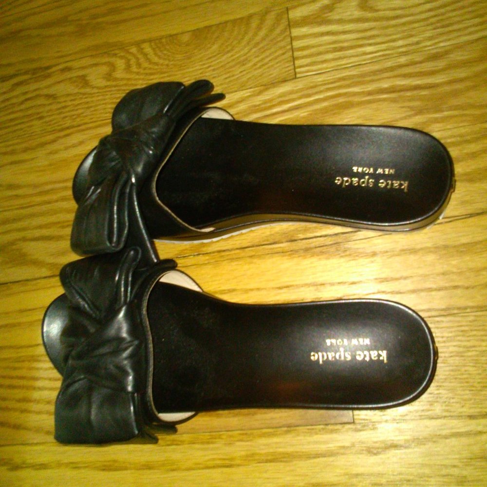 Black womens Kate Spade slipper, Size 6.